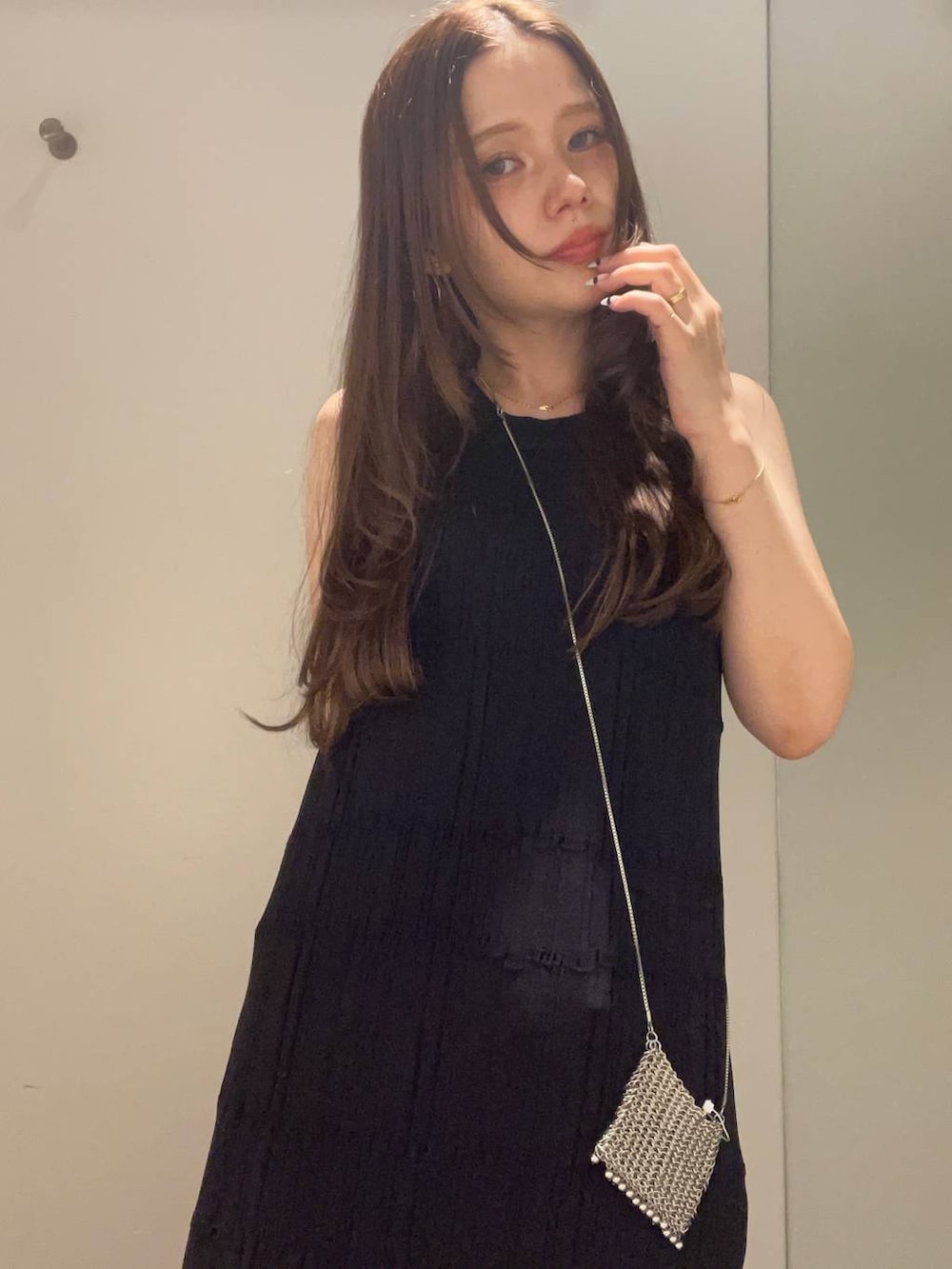 ブラック系のワンピース、シルバー系のパンプス、シルバー系のネックレスを着用したレディースの夏コーディネートの3枚目の写真