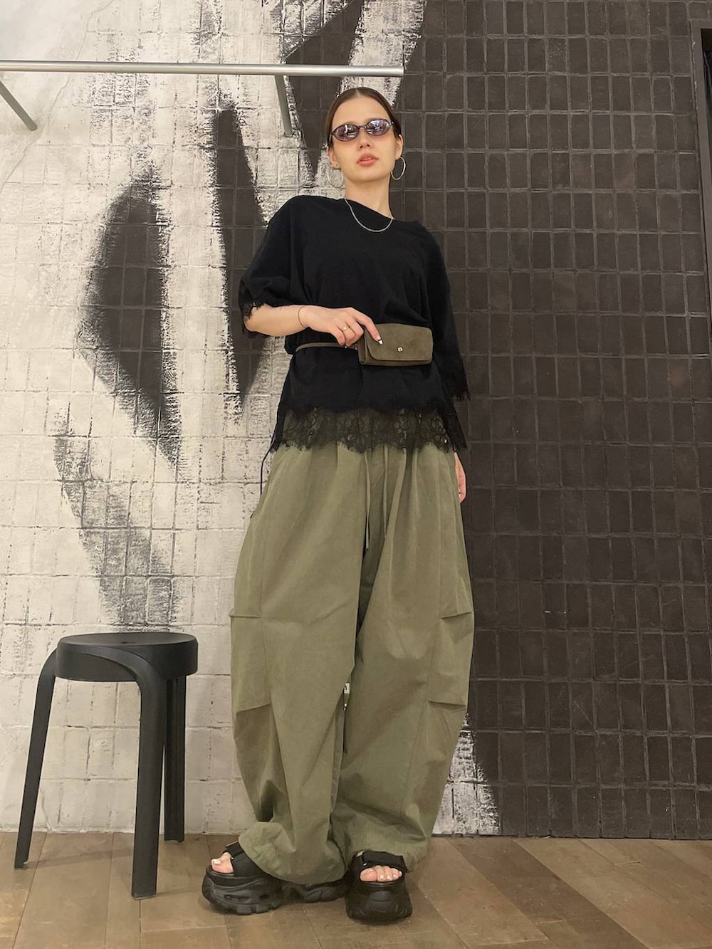 グリーン系のその他パンツ、ブラック系のサンダル、ブラック系のTシャツ/カットソーを着用したレディースの夏コーディネートの2枚目の写真