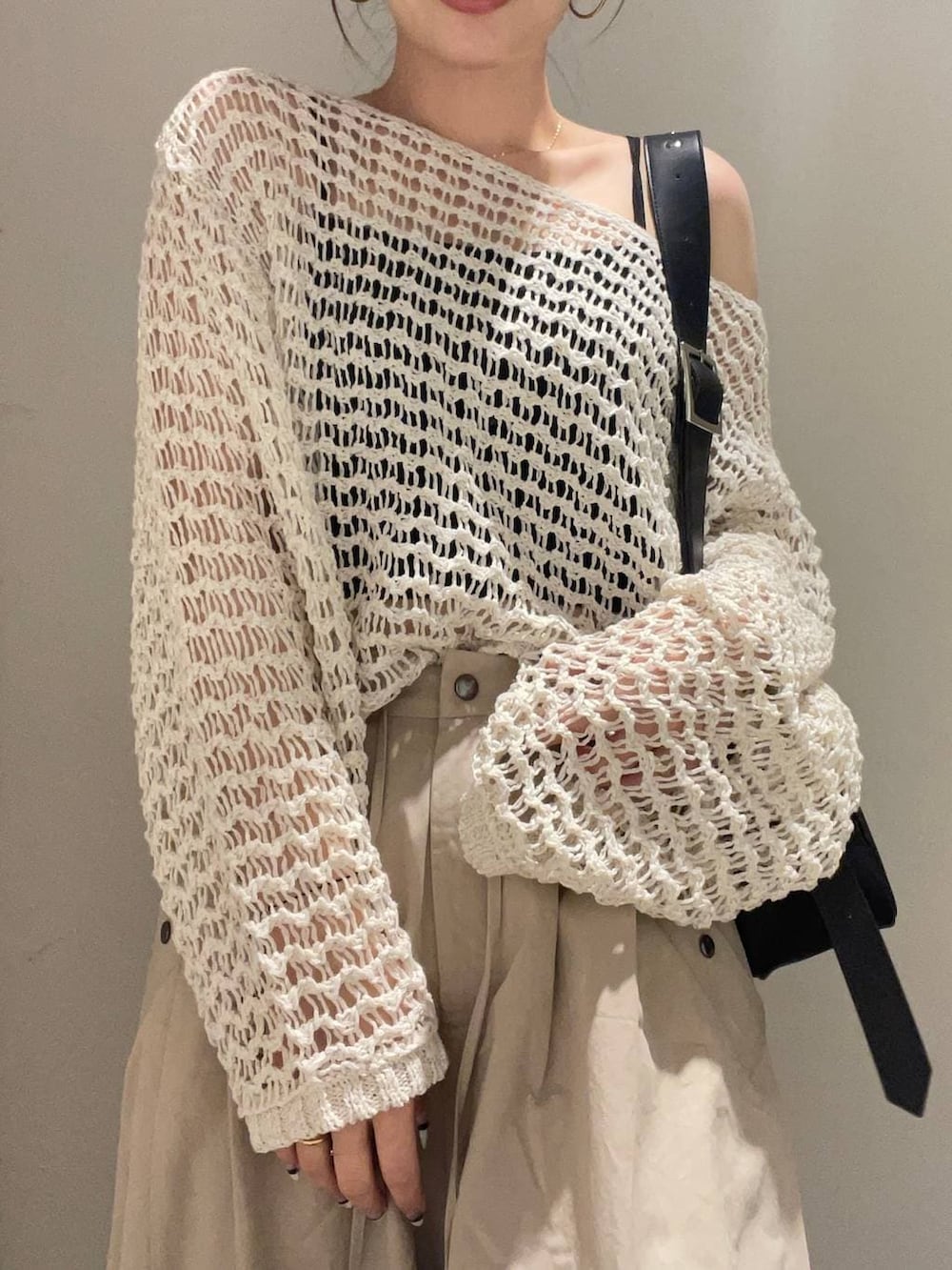 ブラック系のキャミソール、ブラック系のボストンバッグ、ブラック系のモカシン/デッキシューズを着用したレディースの春コーディネートの5枚目の写真