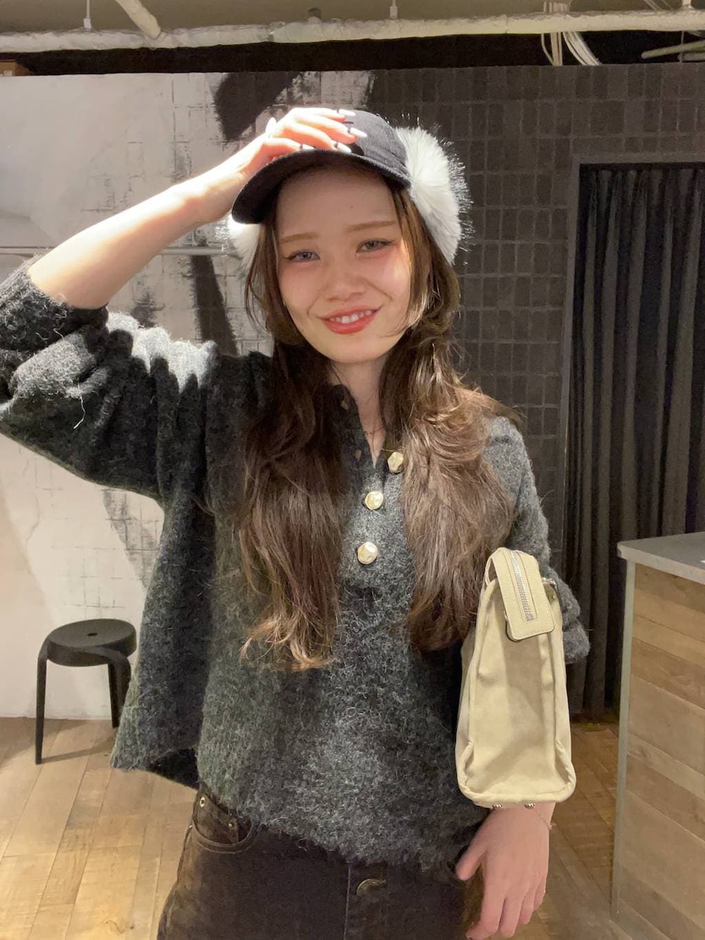 ベージュ系のボストンバッグ、ブラック系のその他シューズ、ブラウン系のデニムパンツを着用したレディースの冬コーディネートの7枚目の写真