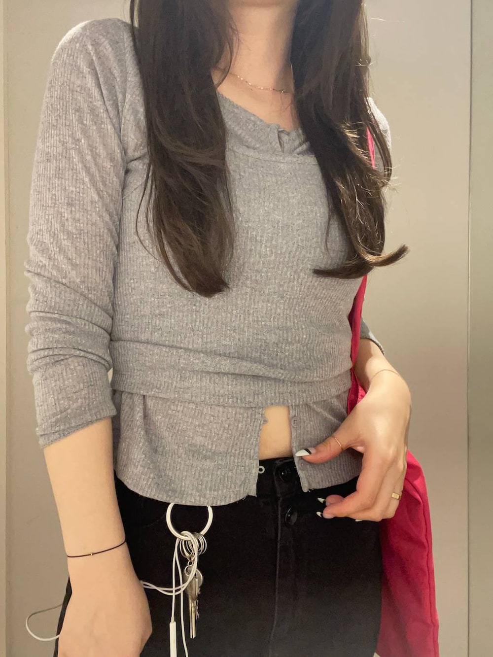 ブラック系のデニムパンツ、ブラック系のサンダル、グレー系のカーディガン/ボレロを着用したレディースの春コーディネートの3枚目の写真