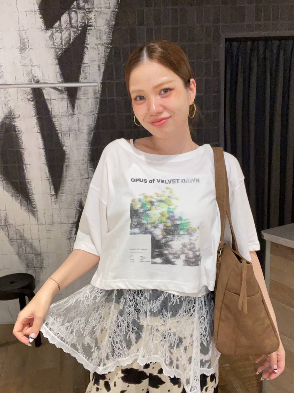 ベージュ系のその他パンツ、ブラウン系のトートバッグ、ブラック系のサンダルを着用したレディースの夏コーディネートの2枚目の写真