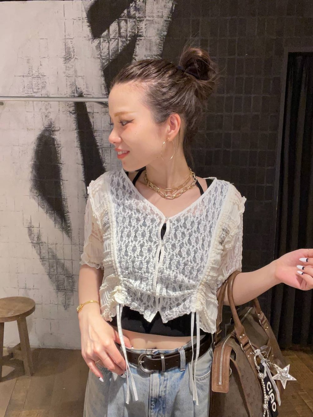 「着痩せ・細見え、体型カバー、ベーシック/シンプル、ママコーデ、ジーナシスト_JEANASIS、オーバーサイズ、デニムパンツ、バッグ、サンダル、パンツ、春夏コーデ、夏コーデ」｜「JEANASISのYラインロングチェーンネックレス/290385（ネックレス、ゴールド系）」を使った、AI_YOSHIHARAさん（レディース・165cm）の夏コーディネートの2枚目の写真