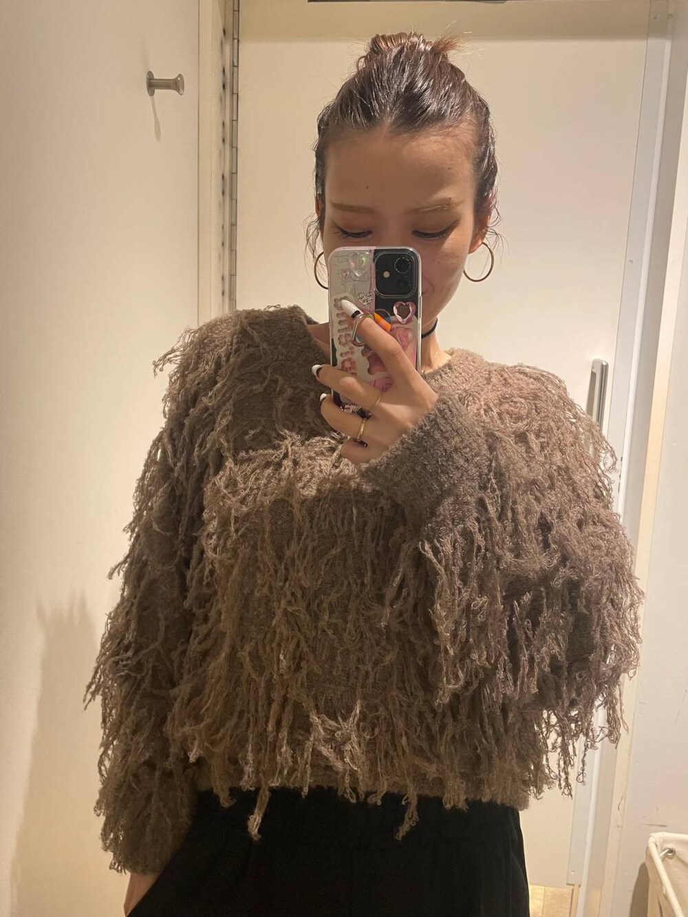 ブラック系のサンダル、ブラック系のスウェットパンツ、ブラウン系のニット/セーターを着用したレディースの秋コーディネートの4枚目の写真