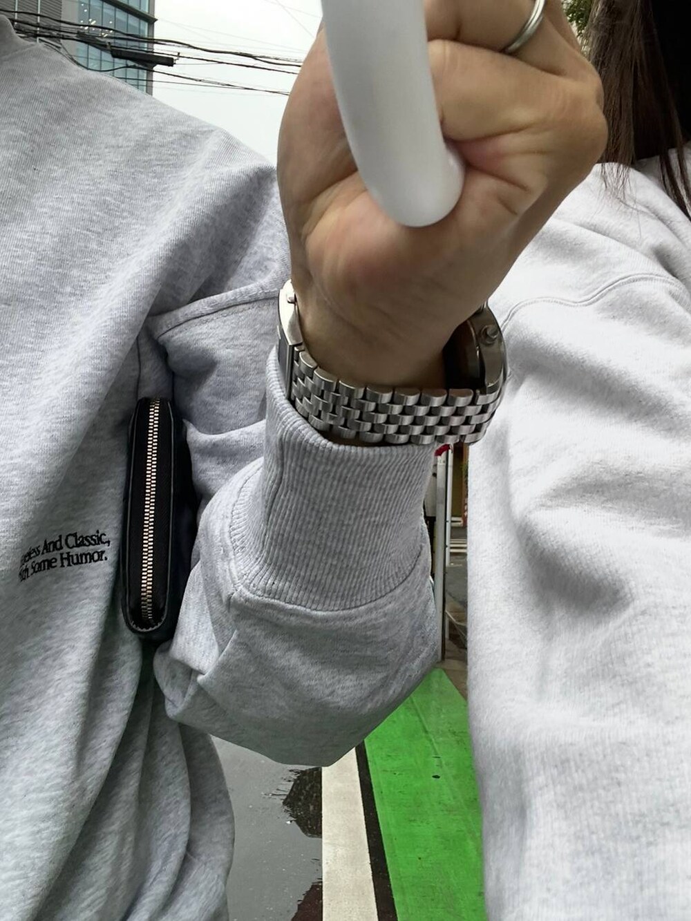 グレー系のスウェットを着用したレディースの冬コーディネートの3枚目の写真