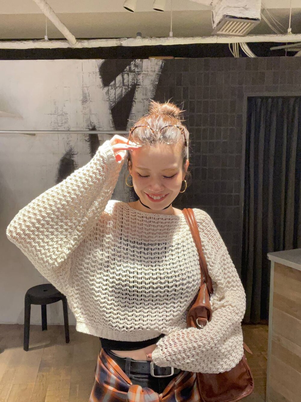 ブラウン系のシャツ/ブラウス、グレー系のデニムパンツ、ブラック系のサンダルを着用したレディースの秋コーディネートの3枚目の写真