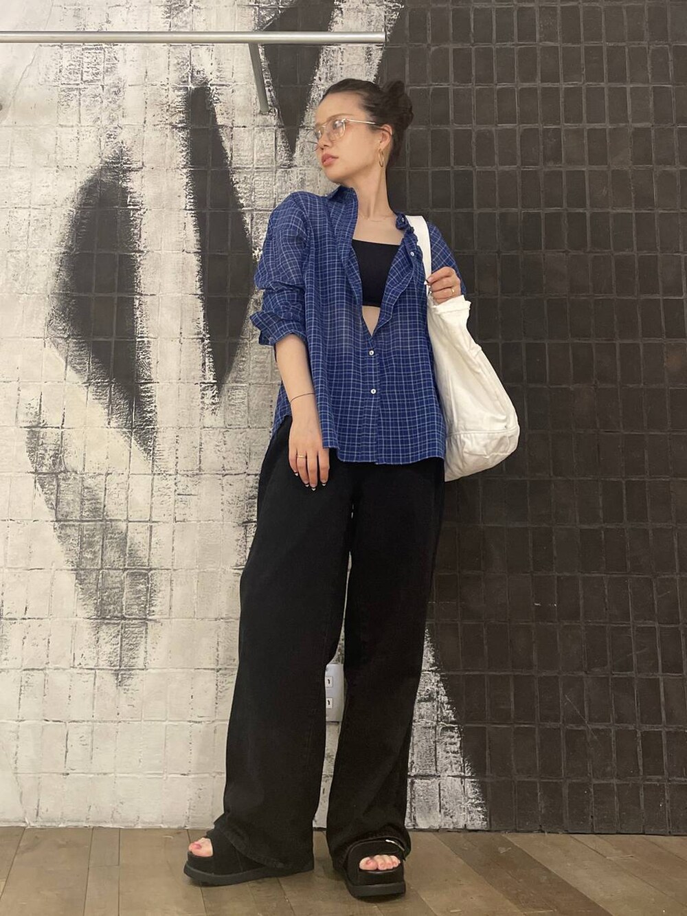 ブラック系のデニムパンツ、ブラック系のサンダル、ブルー系のシャツ/ブラウスを着用したレディースの春コーディネートの7枚目の写真