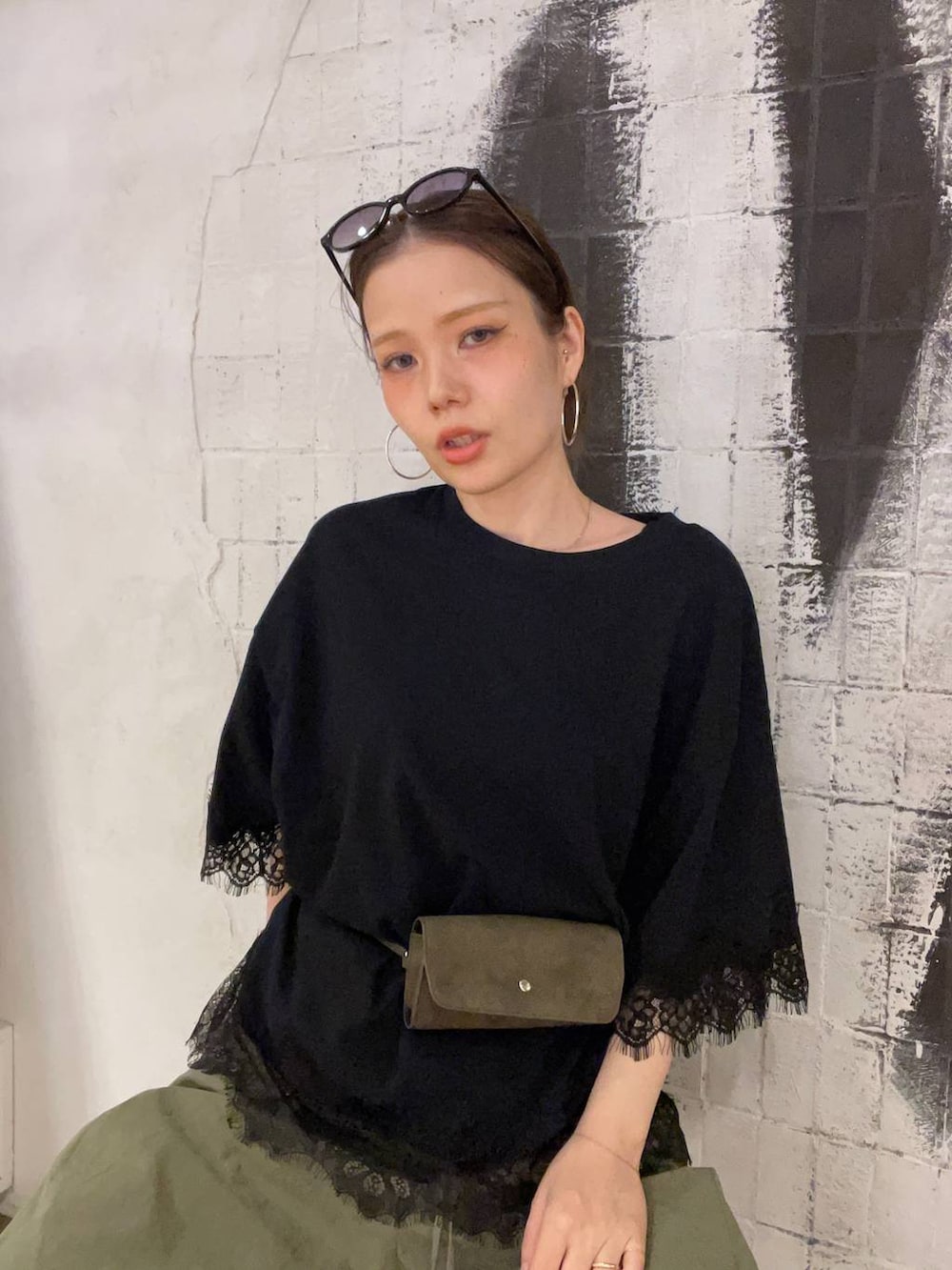 グリーン系のその他パンツ、ブラック系のサンダル、ブラック系のTシャツ/カットソーを着用したレディースの夏コーディネートの7枚目の写真