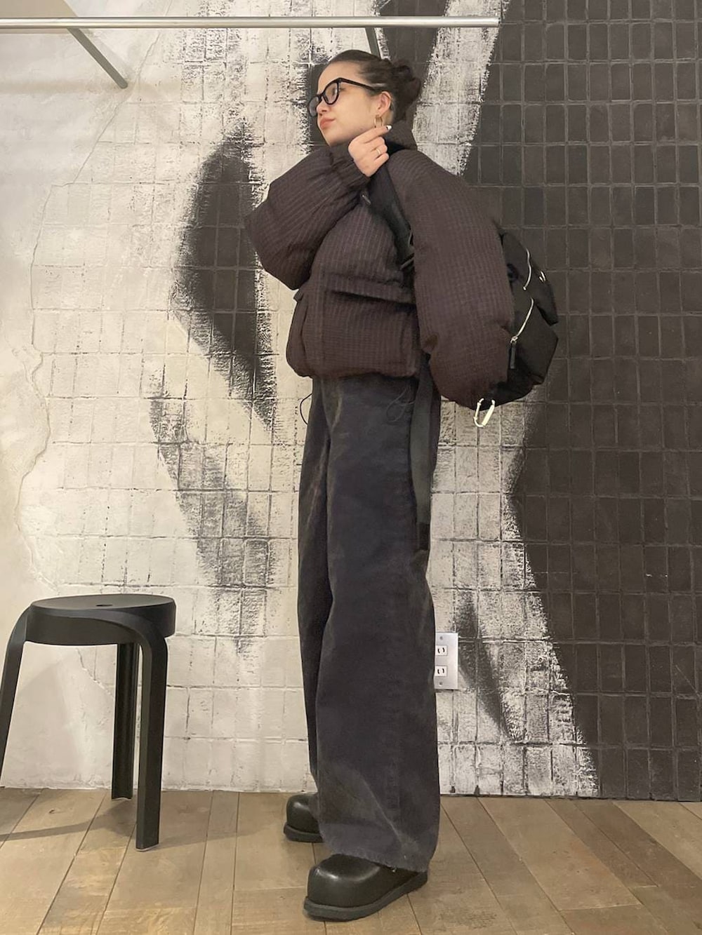 ブラック系のショルダーバッグ、ブラウン系のブルゾン、ブラック系のその他シューズを着用したレディースの冬コーディネートの4枚目の写真