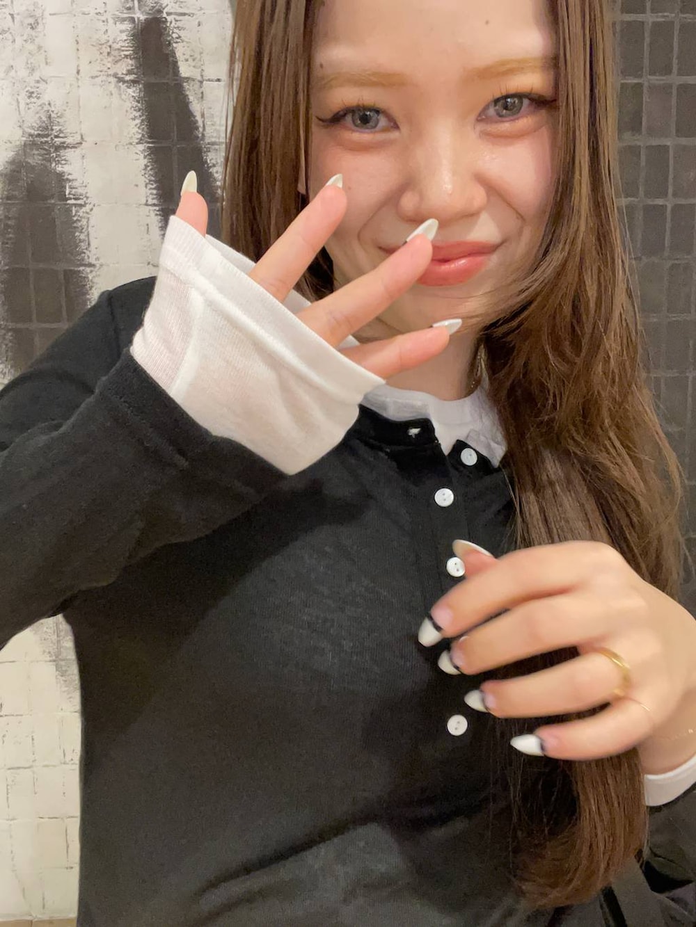 ブラック系のショルダーバッグ、ブラウン系のブルゾン、ブラック系のローファーを着用したレディースの春コーディネートの7枚目の写真