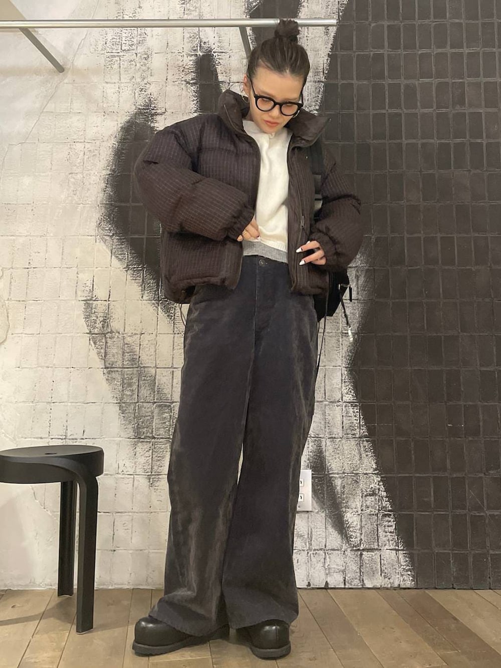 ブラック系のショルダーバッグ、ブラウン系のブルゾン、ブラック系のその他シューズを着用したレディースの冬コーディネートの2枚目の写真