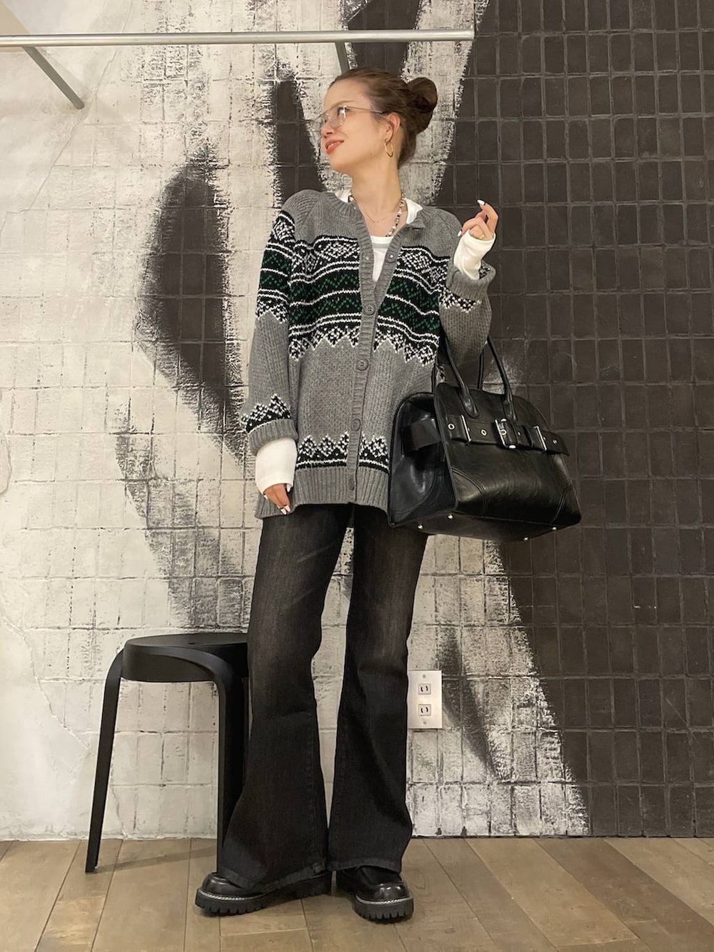 ホワイト系のTシャツ/カットソー、ブラック系のローファー、ブラック系のショルダーバッグを着用したレディースの秋コーディネートの8枚目の写真