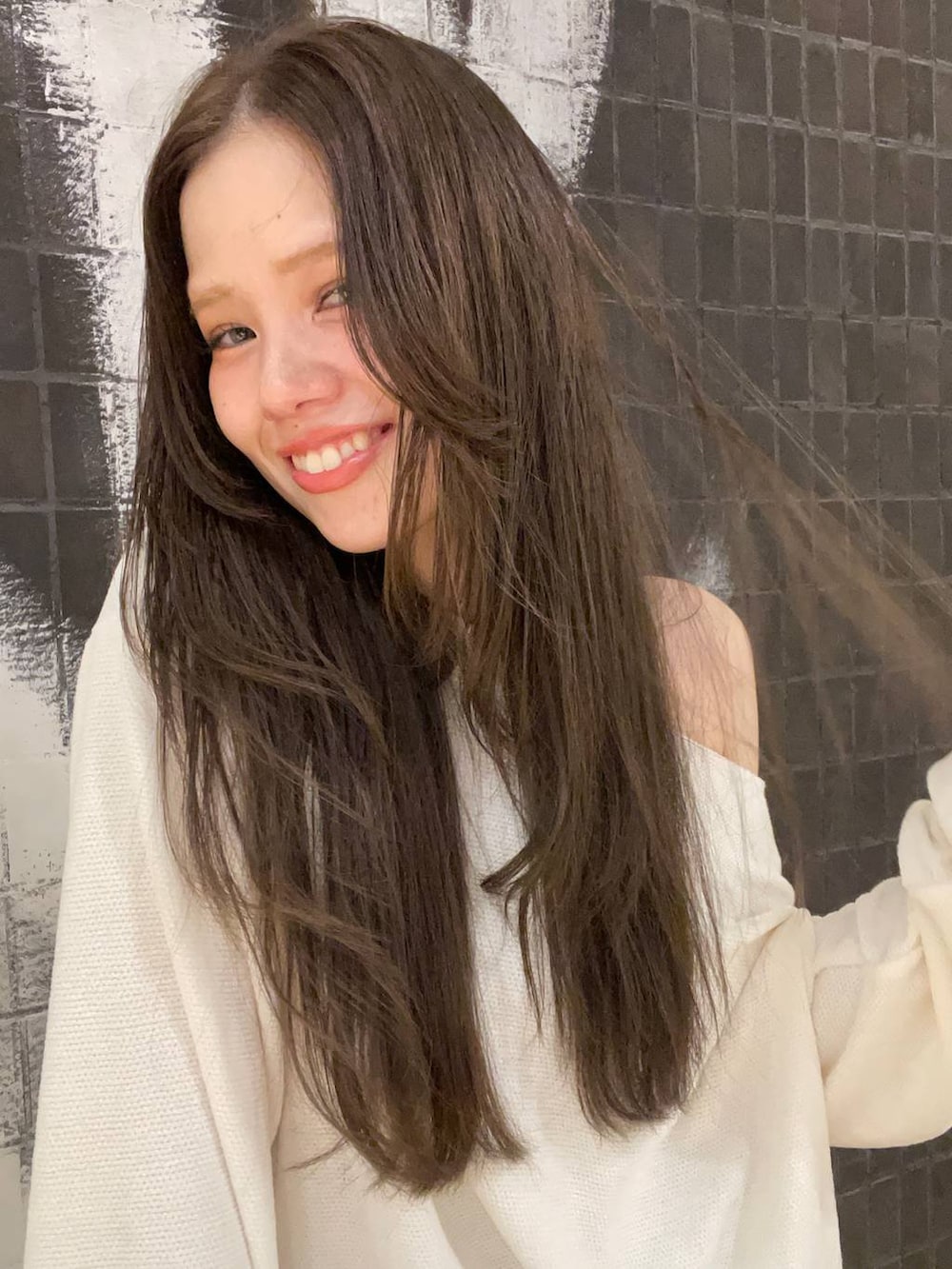 ホワイト系のTシャツ/カットソーを着用したレディースの秋コーディネートの2枚目の写真