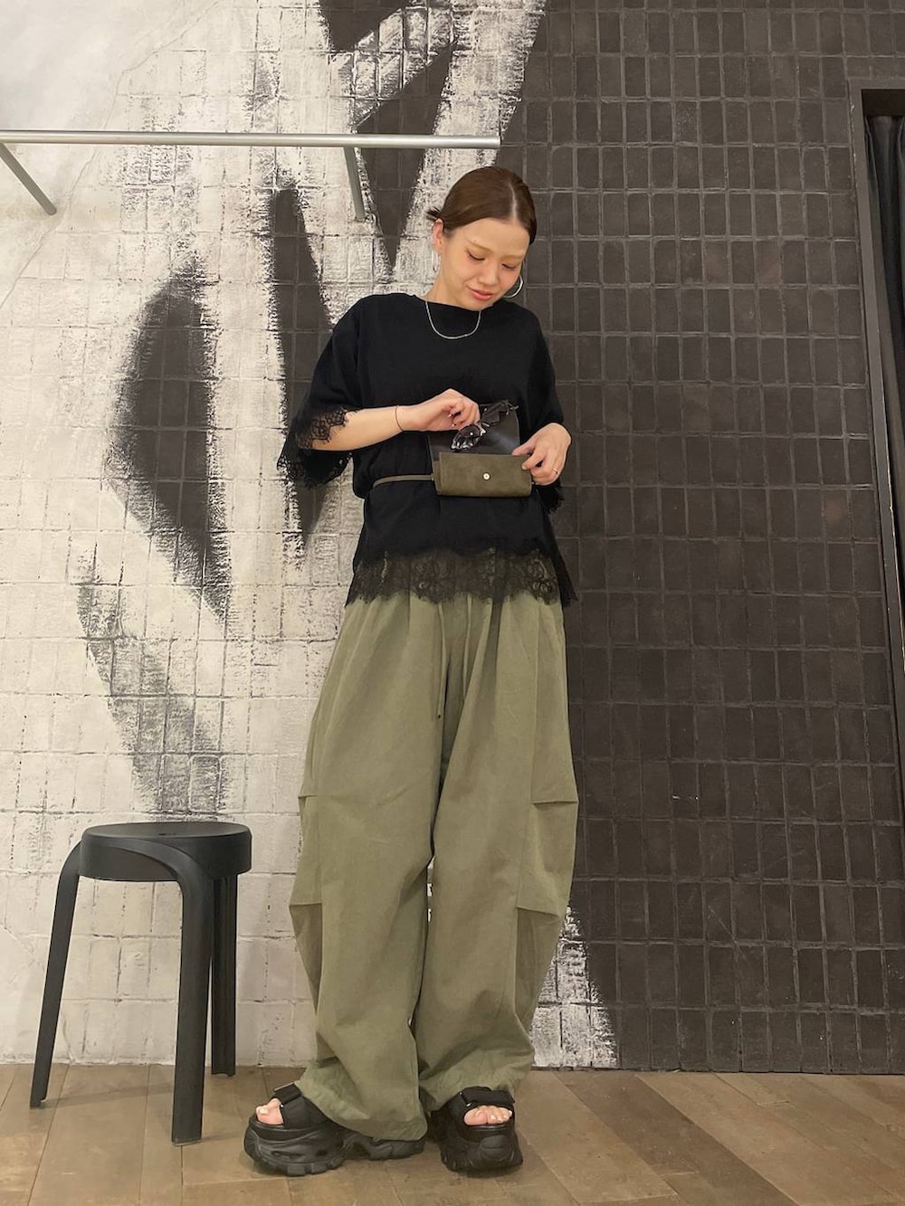 グリーン系のその他パンツ、ブラック系のサンダル、ブラック系のTシャツ/カットソーを着用したレディースの夏コーディネートの6枚目の写真