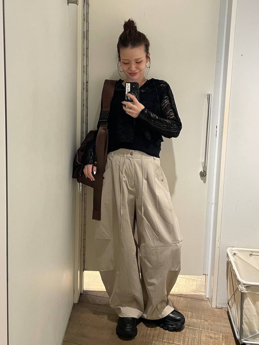 ブラウン系のショルダーバッグ、ブラック系のローファー、ベージュ系のその他パンツを着用したレディースの春コーディネートの2枚目の写真