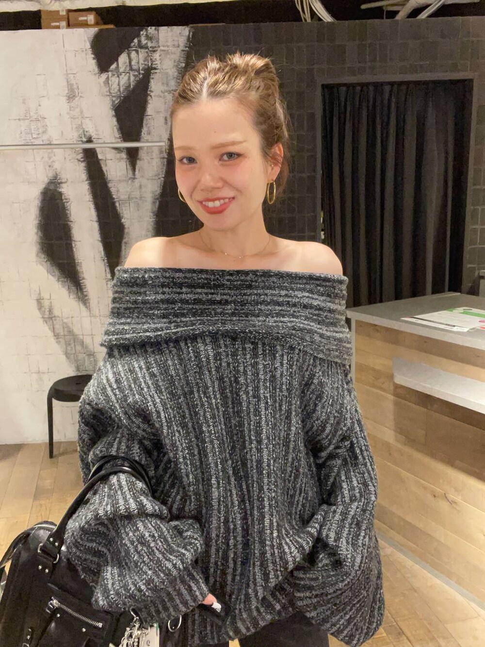 ブラック系のボストンバッグ、ブラック系のその他シューズ、ブラック系のニット/セーターを着用したレディースの秋コーディネートの7枚目の写真