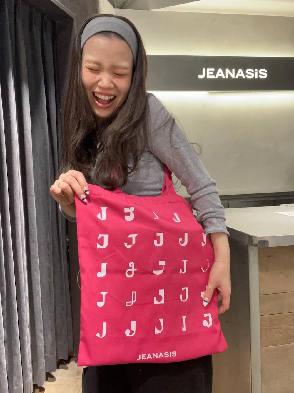 ブラック系のデニムパンツ、ブラック系のサンダル、グレー系のカーディガン/ボレロを着用したレディースの春コーディネートの5枚目の写真