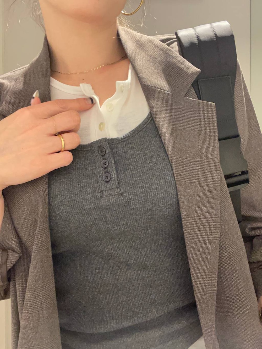 ブラック系のショルダーバッグ、ホワイト系のTシャツ/カットソー、ブラック系のローファーを着用したレディースの春コーディネートの3枚目の写真