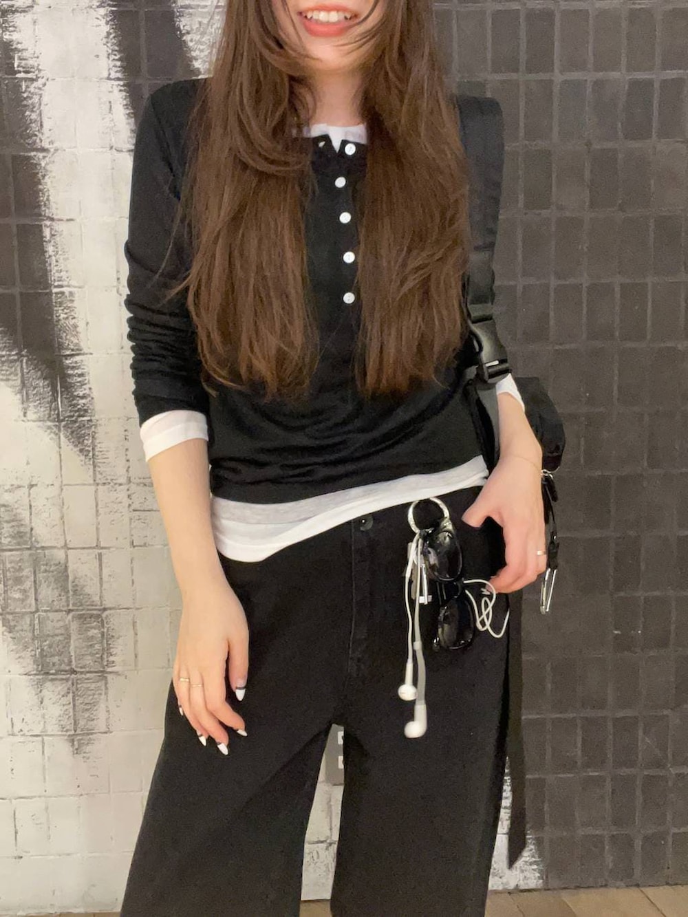 ブラック系のショルダーバッグ、ブラウン系のブルゾン、ブラック系のローファーを着用したレディースの春コーディネートの5枚目の写真