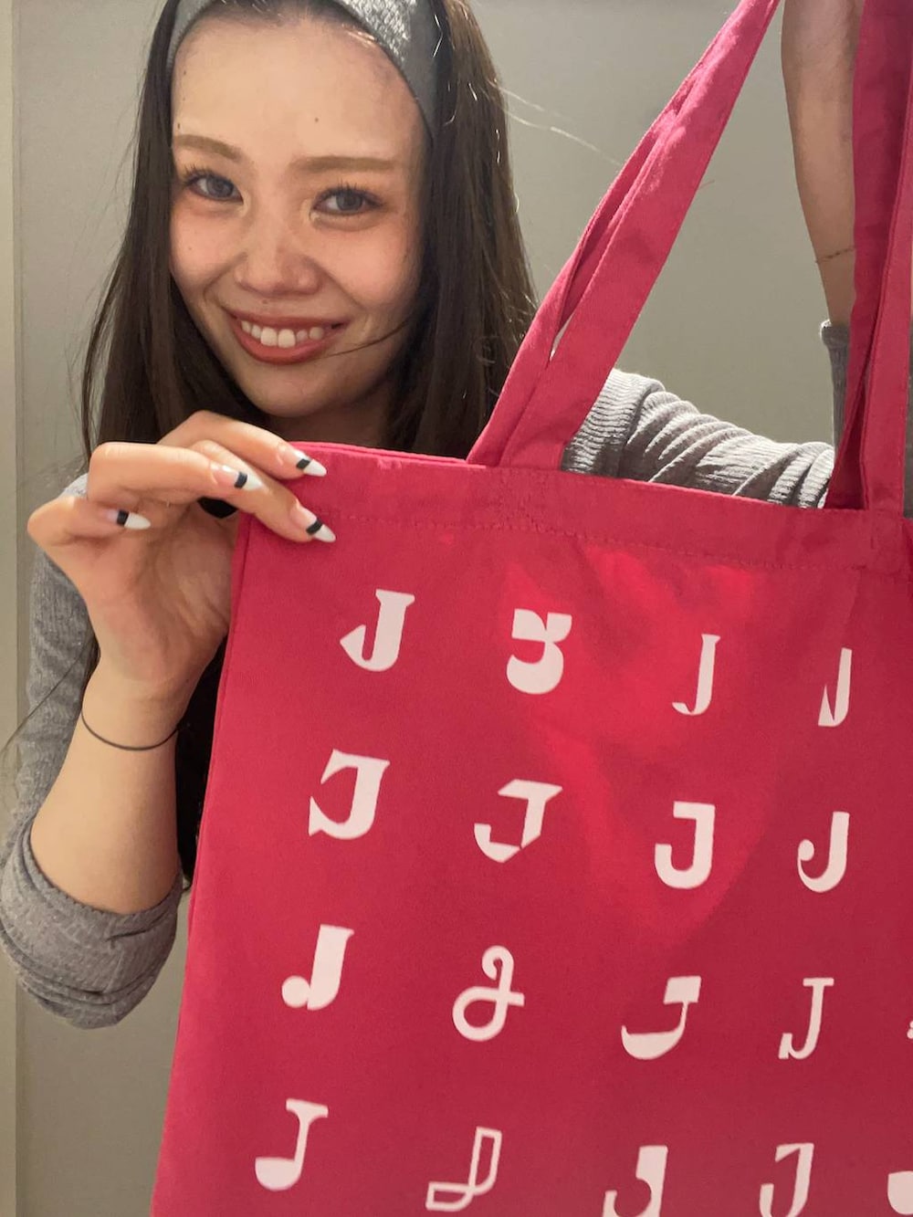 ブラック系のデニムパンツ、ブラック系のサンダル、グレー系のカーディガン/ボレロを着用したレディースの春コーディネートの6枚目の写真