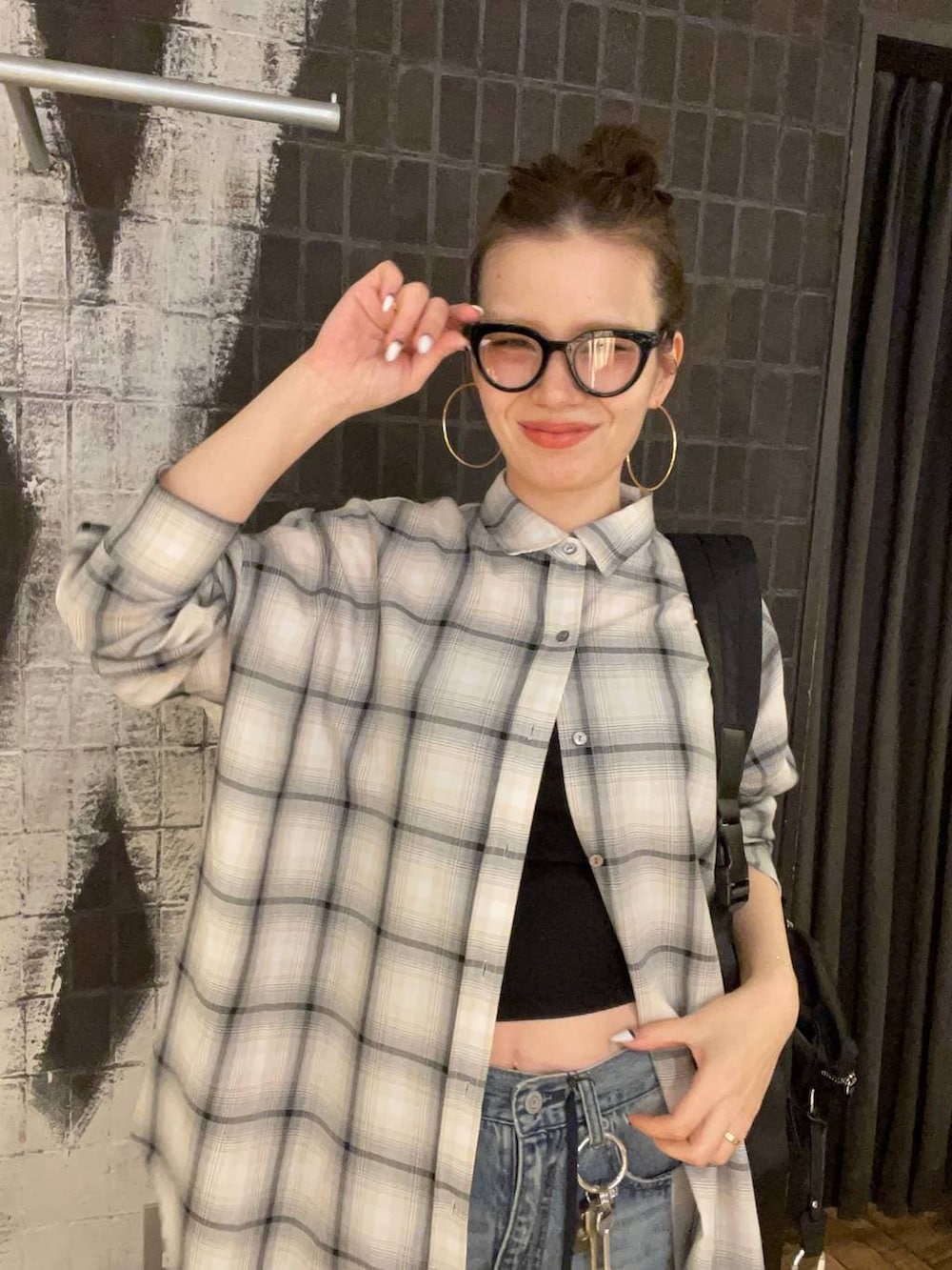 ブラック系のショルダーバッグ、ホワイト系のシャツ/ブラウス、ブラック系のキャミソールを着用したレディースの春コーディネートの2枚目の写真