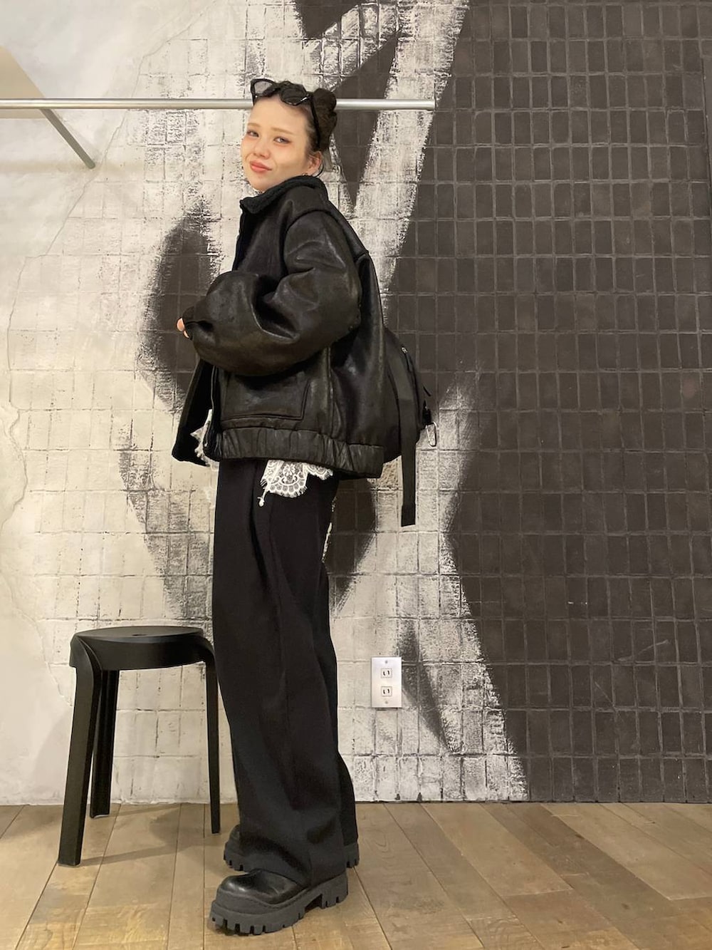 ブラック系のショルダーバッグ、ブラック系のブーツ、ブラック系のブルゾンを着用したレディースの冬コーディネートの3枚目の写真