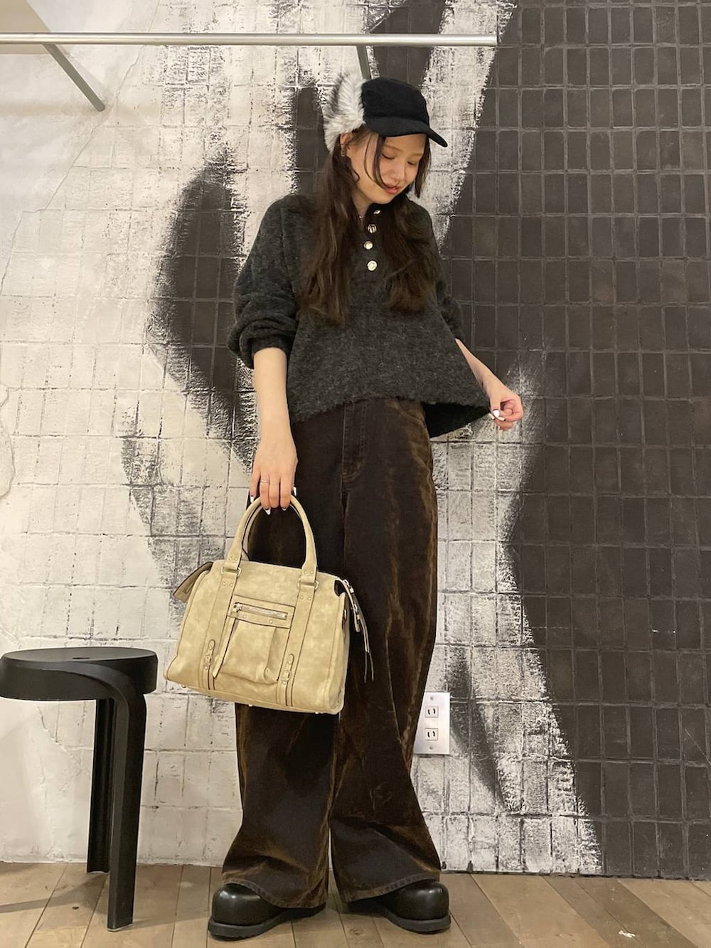 ベージュ系のボストンバッグ、ブラック系のその他シューズ、ブラウン系のデニムパンツを着用したレディースの冬コーディネートの6枚目の写真