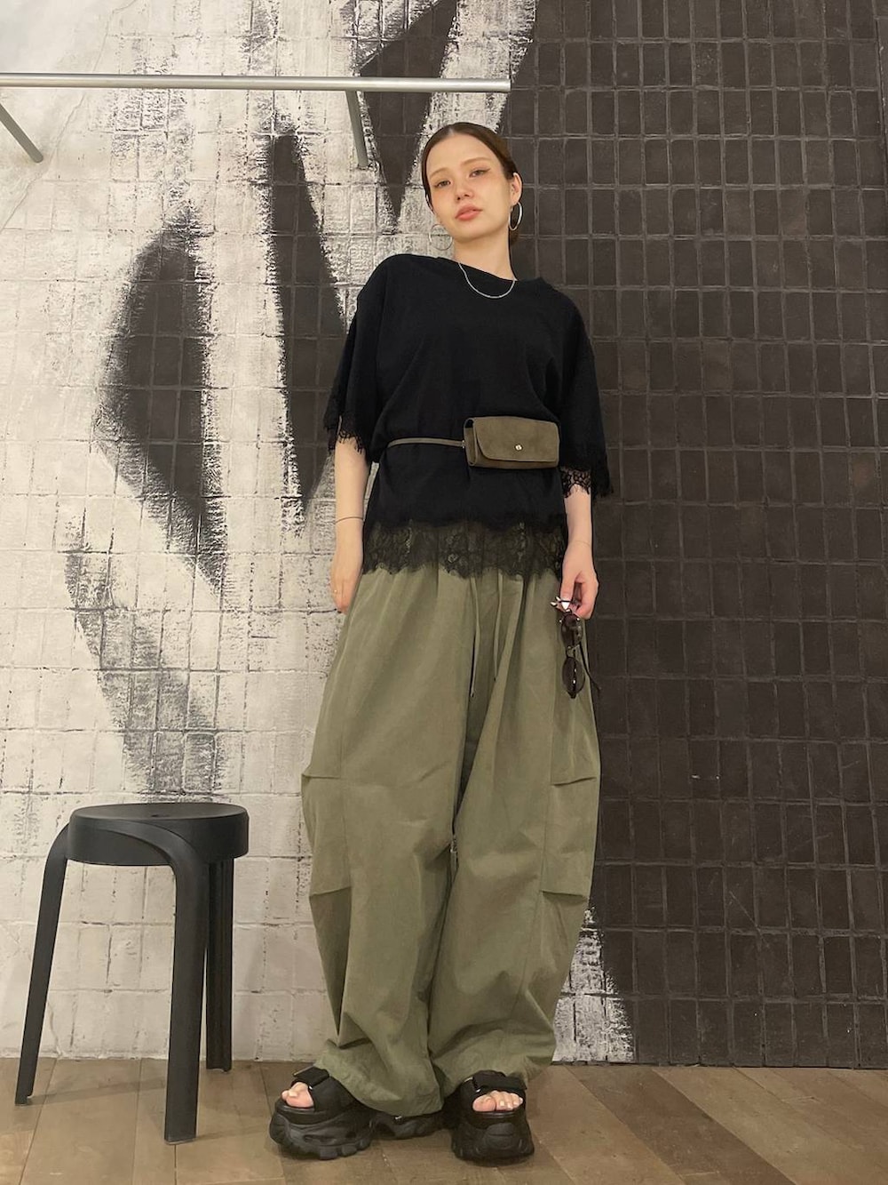 グリーン系のその他パンツ、ブラック系のサンダル、ブラック系のTシャツ/カットソーを着用したレディースの夏コーディネートの8枚目の写真