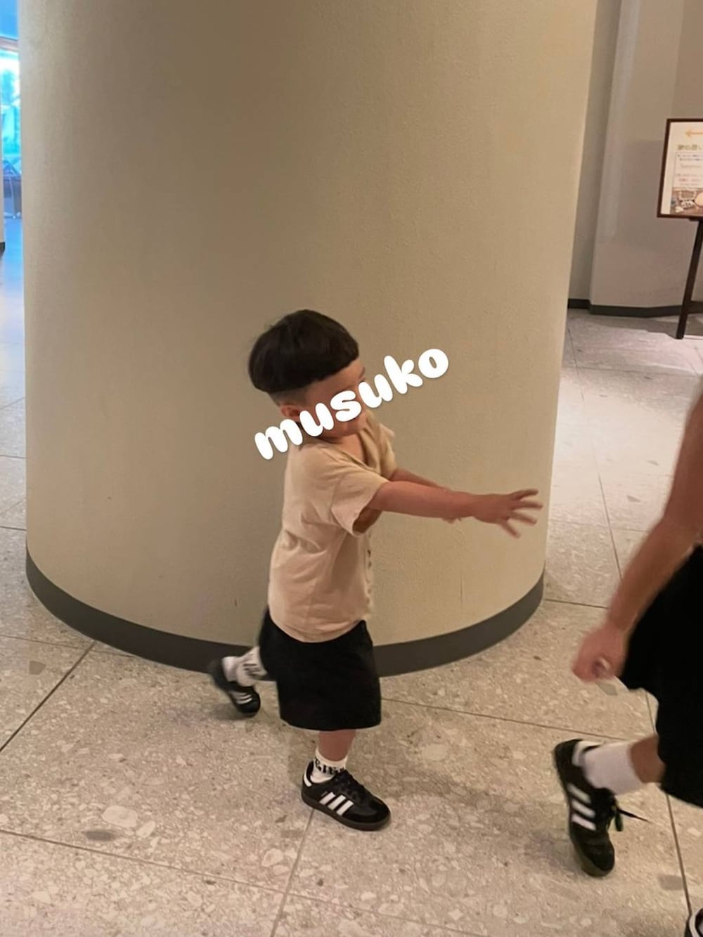 ブラック系のスニーカー、ブラック系のスニーカー、ブラック系のスニーカーを着用したレディースの夏コーディネートの3枚目の写真