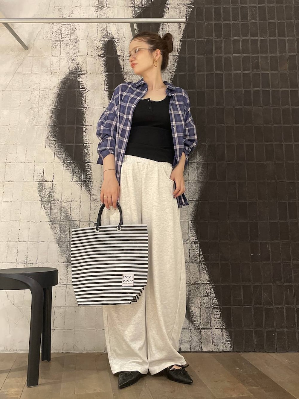 ブルー系のシャツ/ブラウス、ブラック系のタンクトップ、ブラック系のパンプスを着用したレディースの夏コーディネートの4枚目の写真