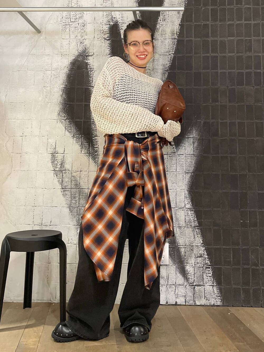 ブラウン系のシャツ/ブラウス、グレー系のデニムパンツ、ブラック系のサンダルを着用したレディースの秋コーディネートの2枚目の写真