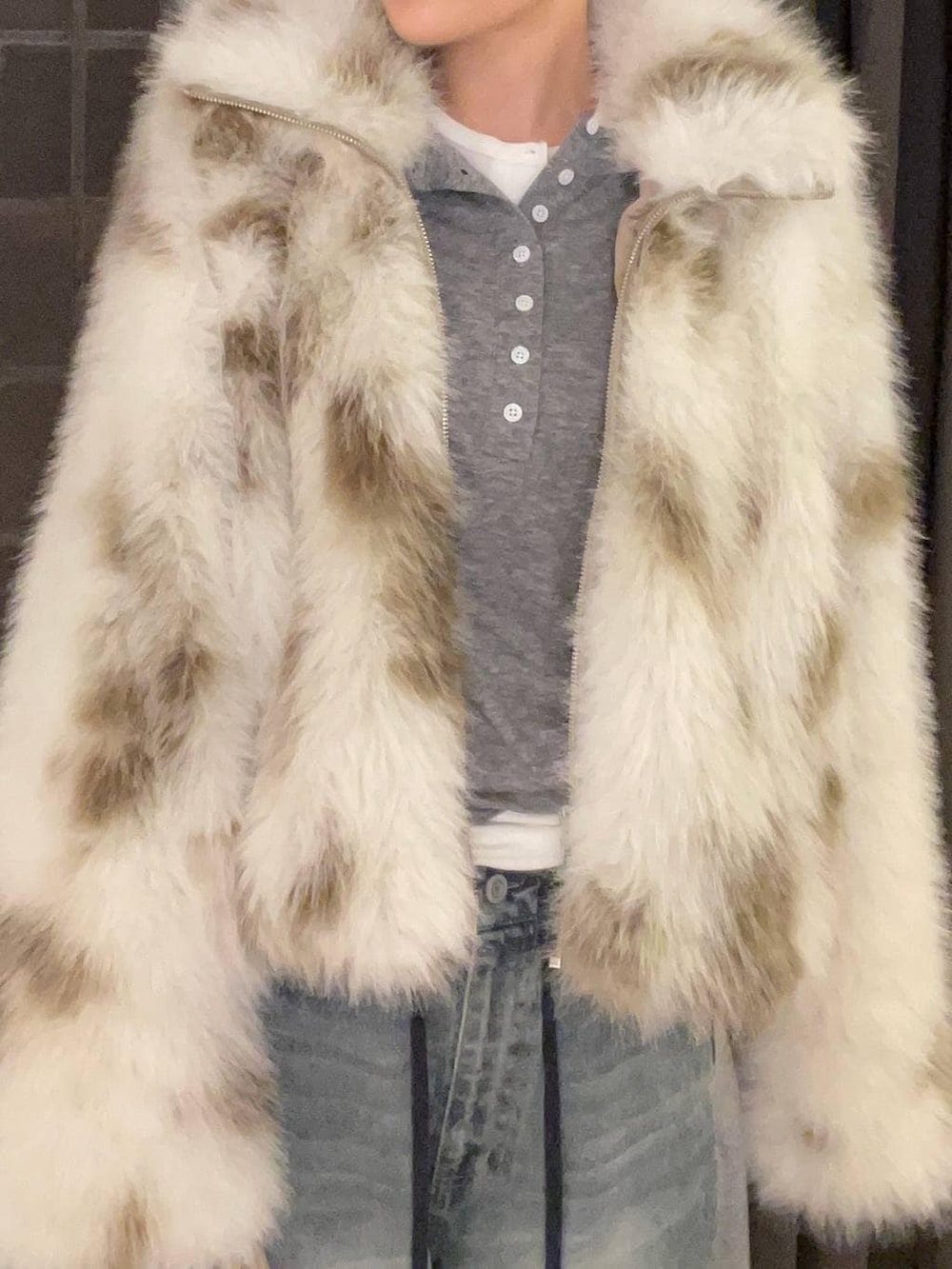 ベージュ系のボストンバッグ、ホワイト系のTシャツ/カットソー、グレー系のTシャツ/カットソーを着用したレディースの冬コーディネートの4枚目の写真