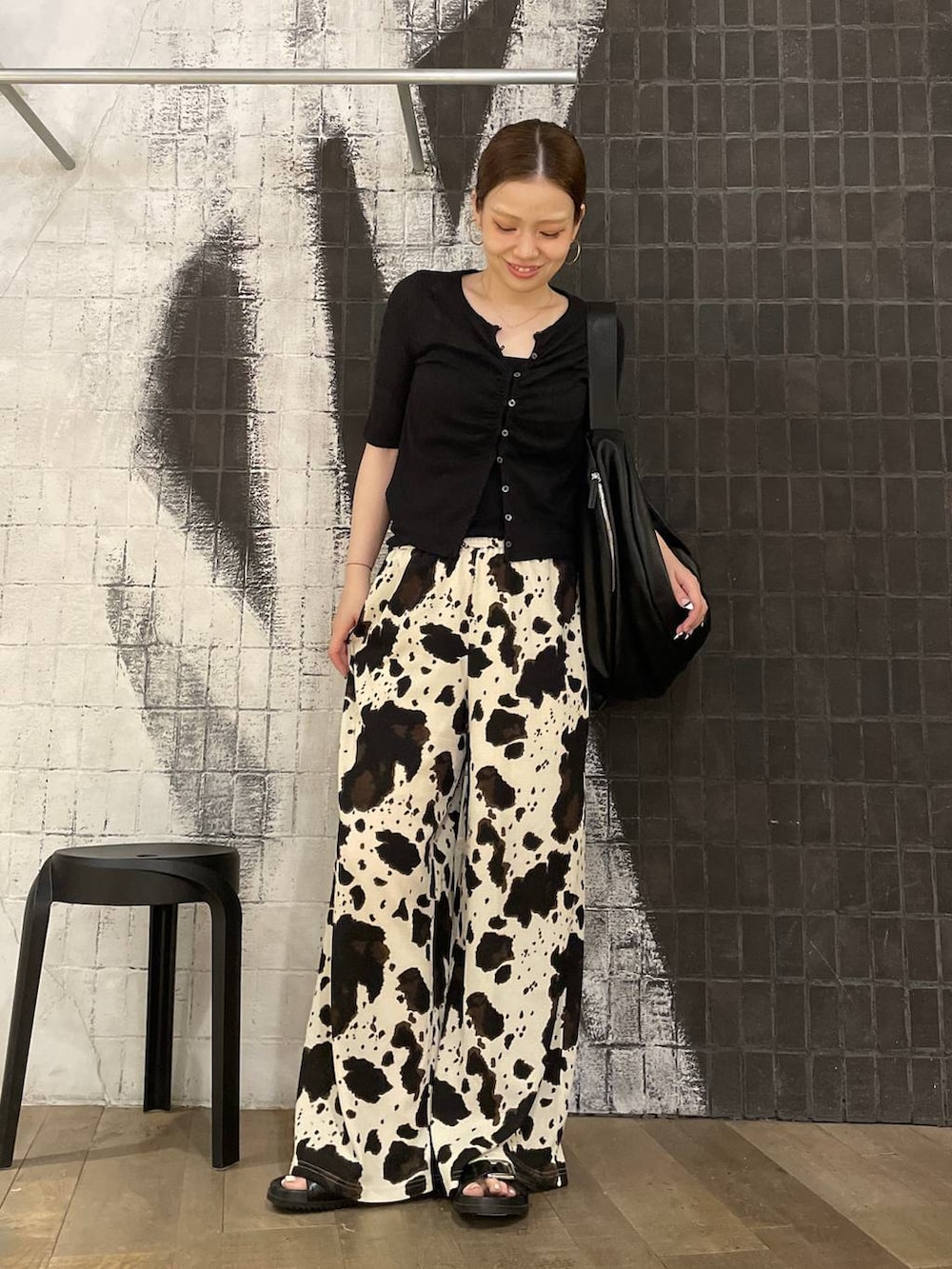 ベージュ系のその他パンツ、ブラック系のカーディガン/ボレロ、ブラック系のショルダーバッグを着用したレディースの夏コーディネートの5枚目の写真