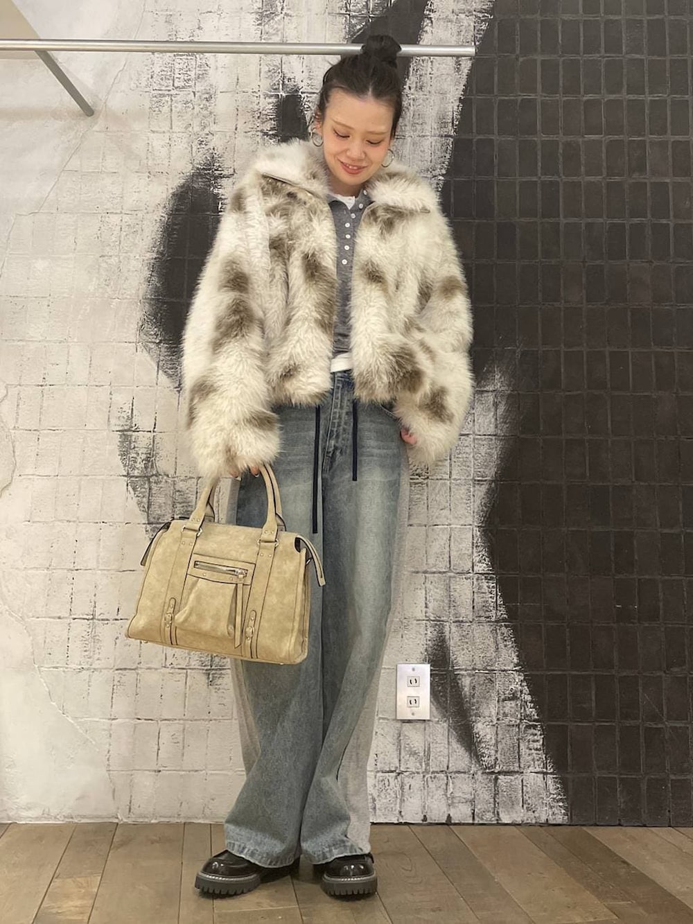 ベージュ系のボストンバッグ、ホワイト系のTシャツ/カットソー、グレー系のTシャツ/カットソーを着用したレディースの冬コーディネートの7枚目の写真