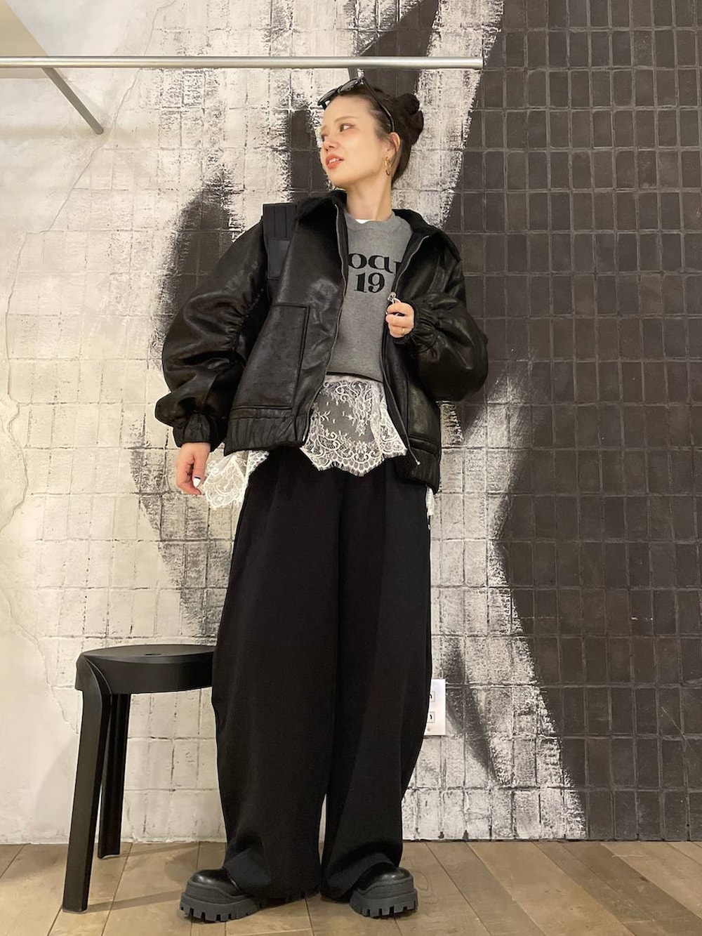 ブラック系のショルダーバッグ、ブラック系のブーツ、ブラック系のブルゾンを着用したレディースの冬コーディネートの4枚目の写真