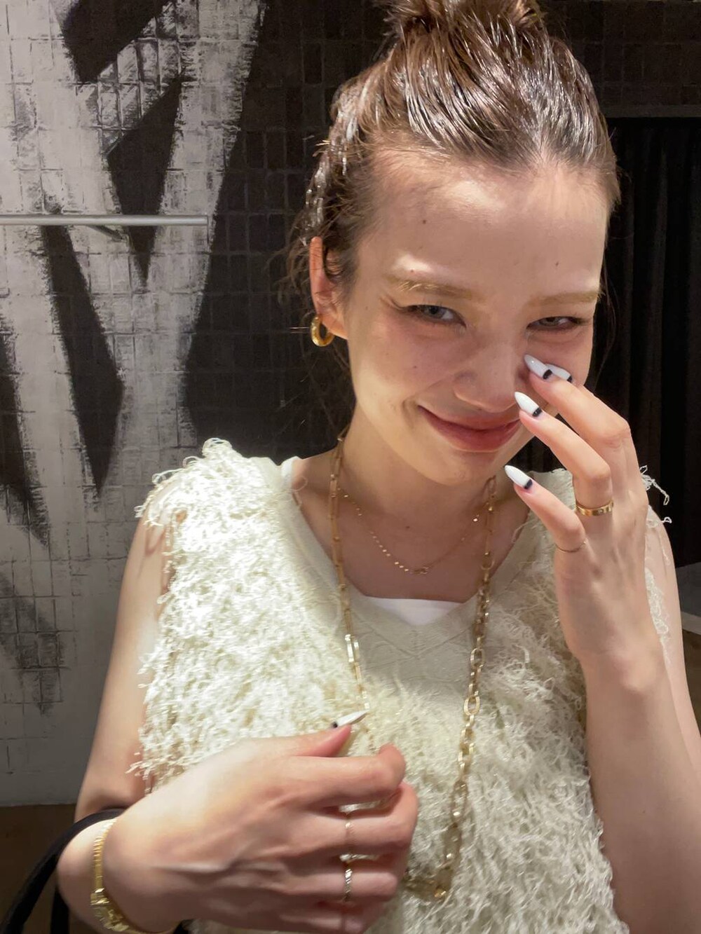 ブラック系のボストンバッグ、ホワイト系のタンクトップ、ブラック系のサンダルを着用したレディースの夏コーディネートの5枚目の写真