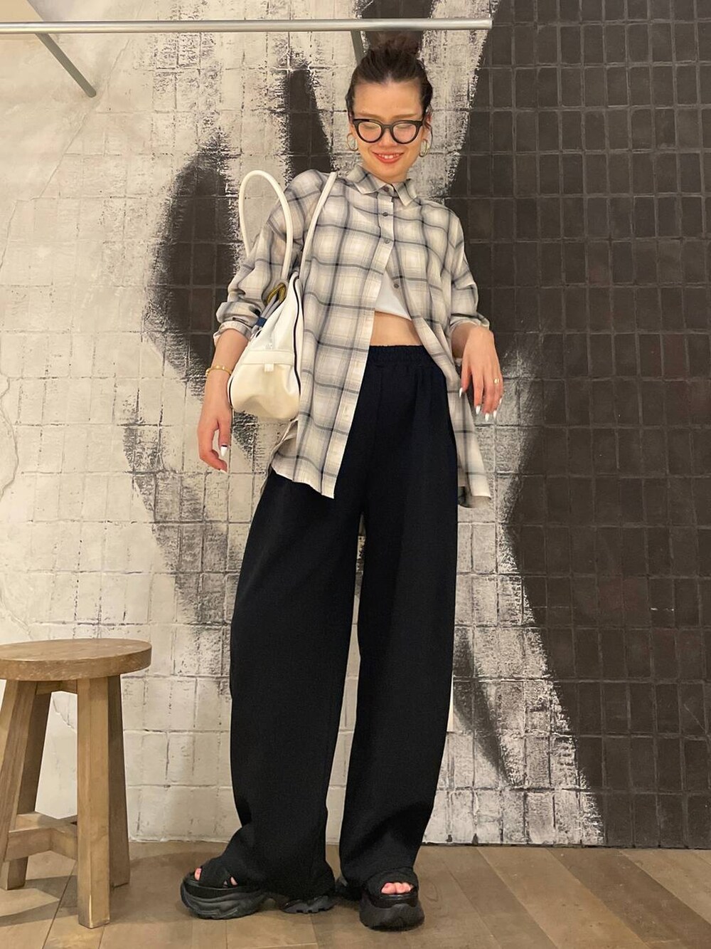 ホワイト系のシャツ/ブラウス、ブラック系のサンダル、ホワイト系のタンクトップを着用したレディースの夏コーディネートの2枚目の写真