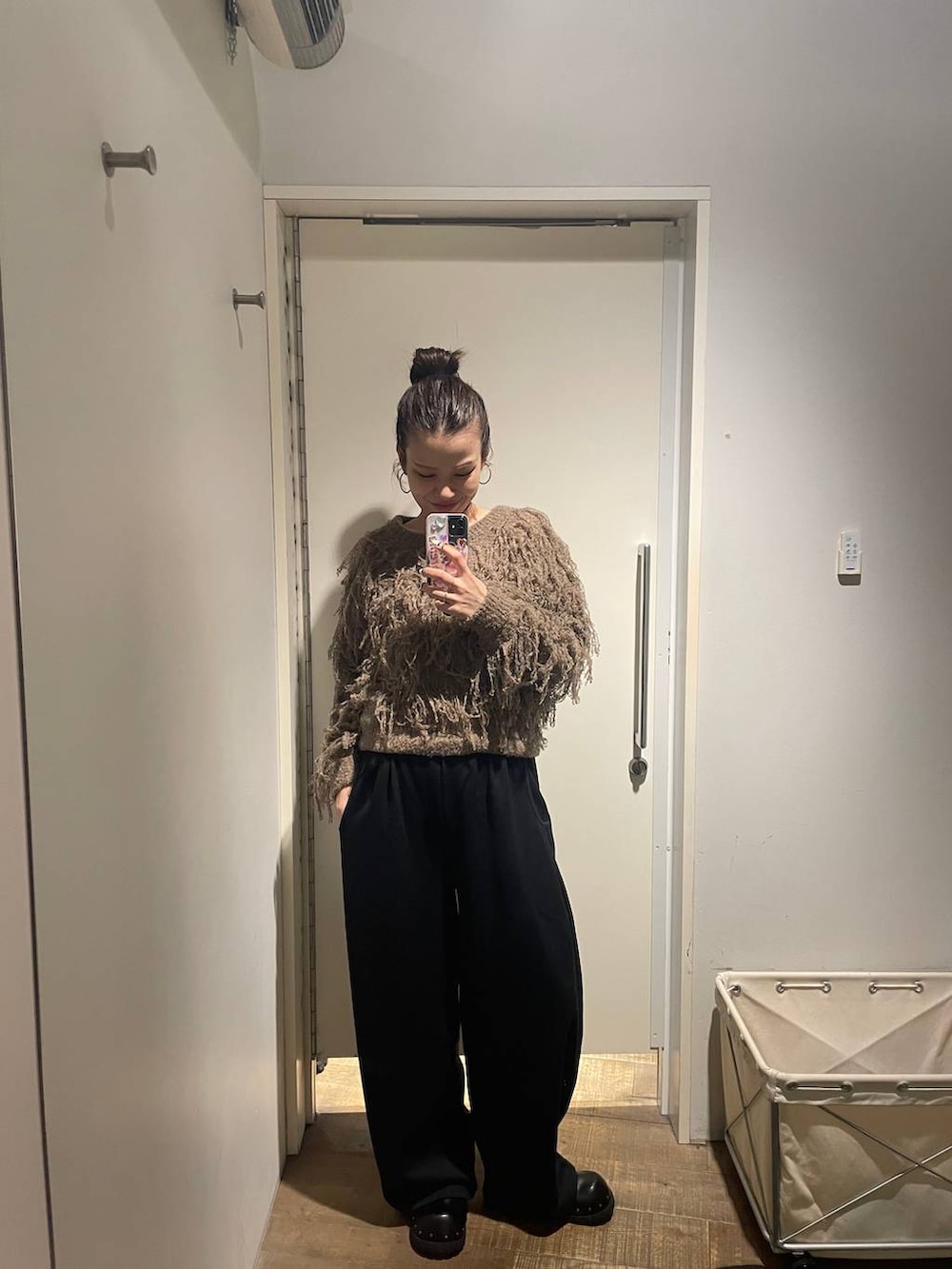 ブラック系のサンダル、ブラック系のスウェットパンツ、ブラウン系のニット/セーターを着用したレディースの秋コーディネートの3枚目の写真