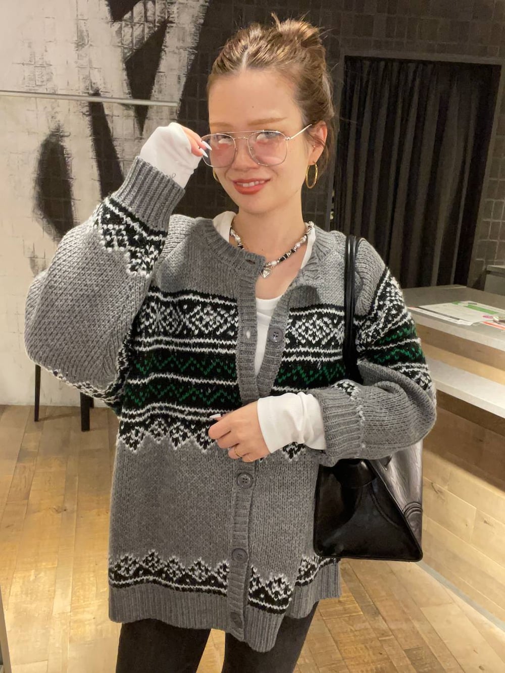 ホワイト系のTシャツ/カットソー、ブラック系のローファー、ブラック系のショルダーバッグを着用したレディースの秋コーディネートの7枚目の写真