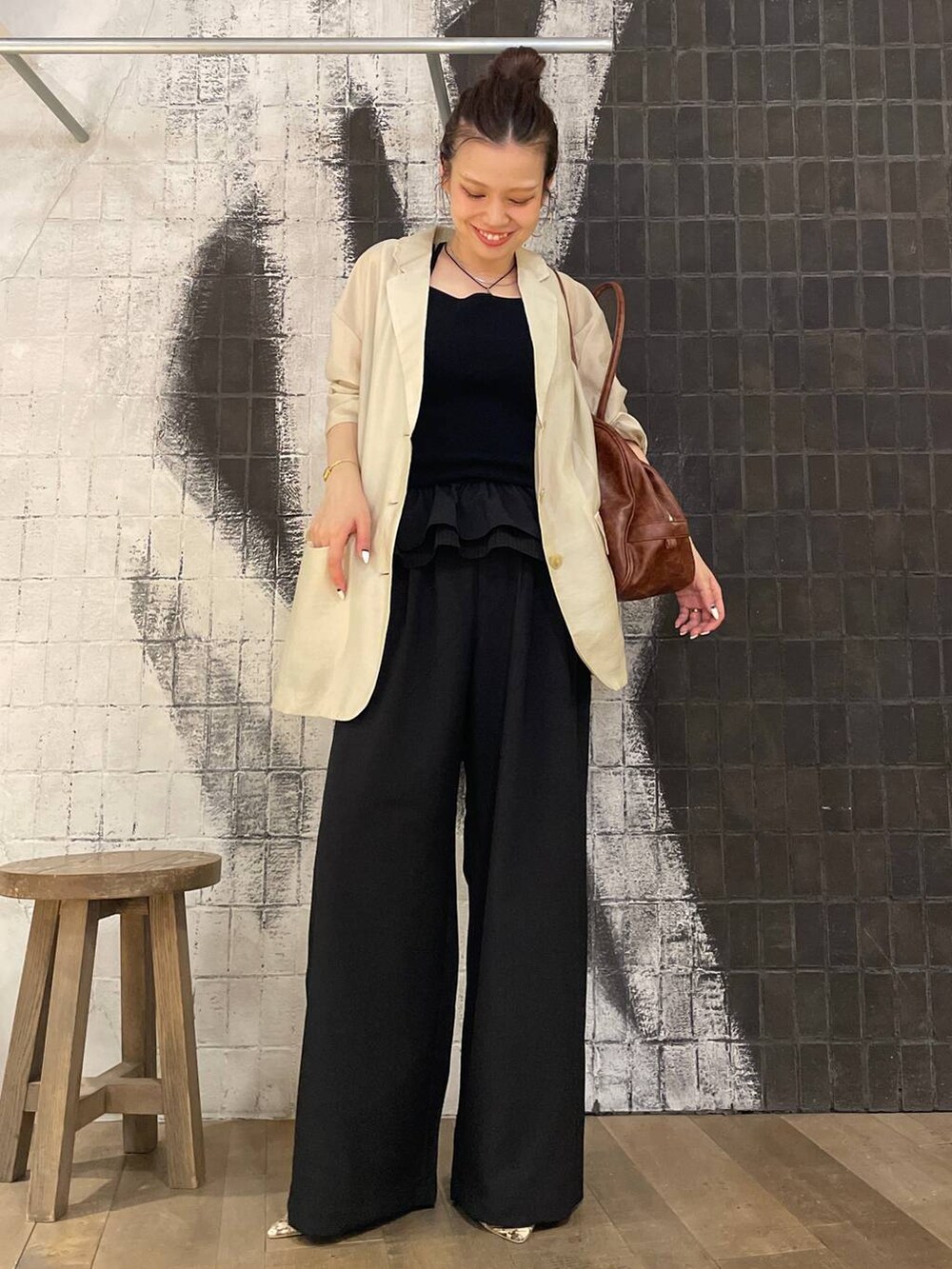 その他のサンダル、ブラウン系のボストンバッグ、ブラック系のその他パンツを着用したレディースの夏コーディネートの3枚目の写真