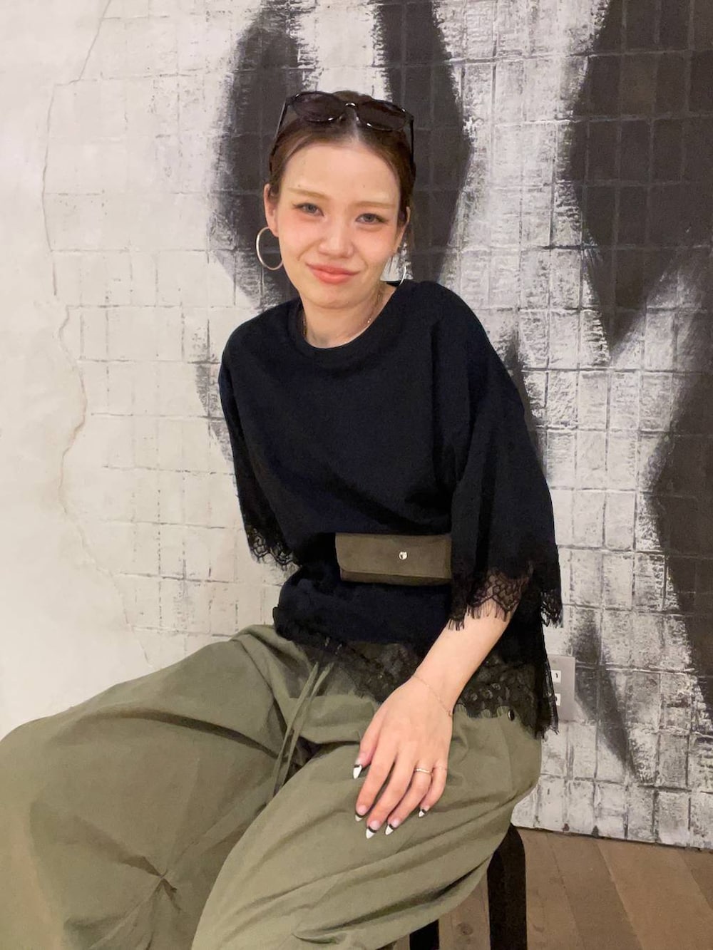 グリーン系のその他パンツ、ブラック系のサンダル、ブラック系のTシャツ/カットソーを着用したレディースの夏コーディネートの5枚目の写真