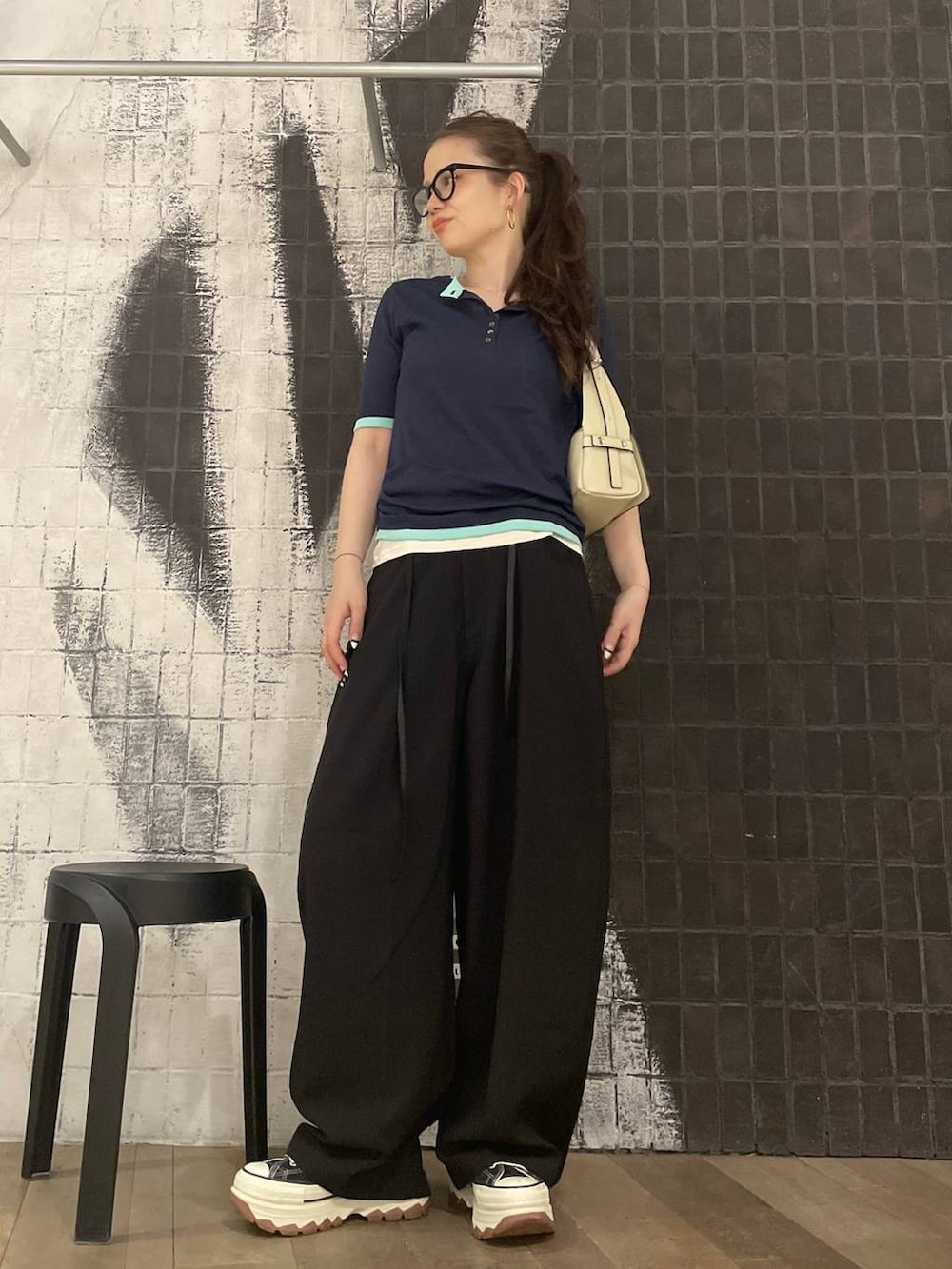 ブルー系のTシャツ/カットソー、ブラック系のスニーカー、ホワイト系のショルダーバッグを着用したレディースの夏コーディネートの5枚目の写真