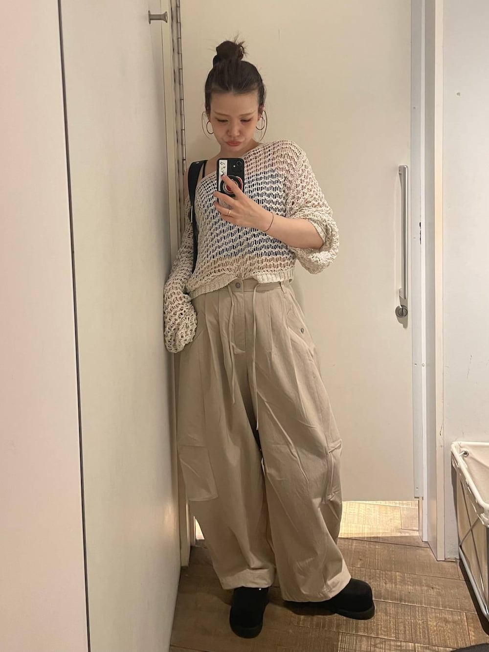 ブラック系のキャミソール、ブラック系のボストンバッグ、ブラック系のモカシン/デッキシューズを着用したレディースの春コーディネートの2枚目の写真