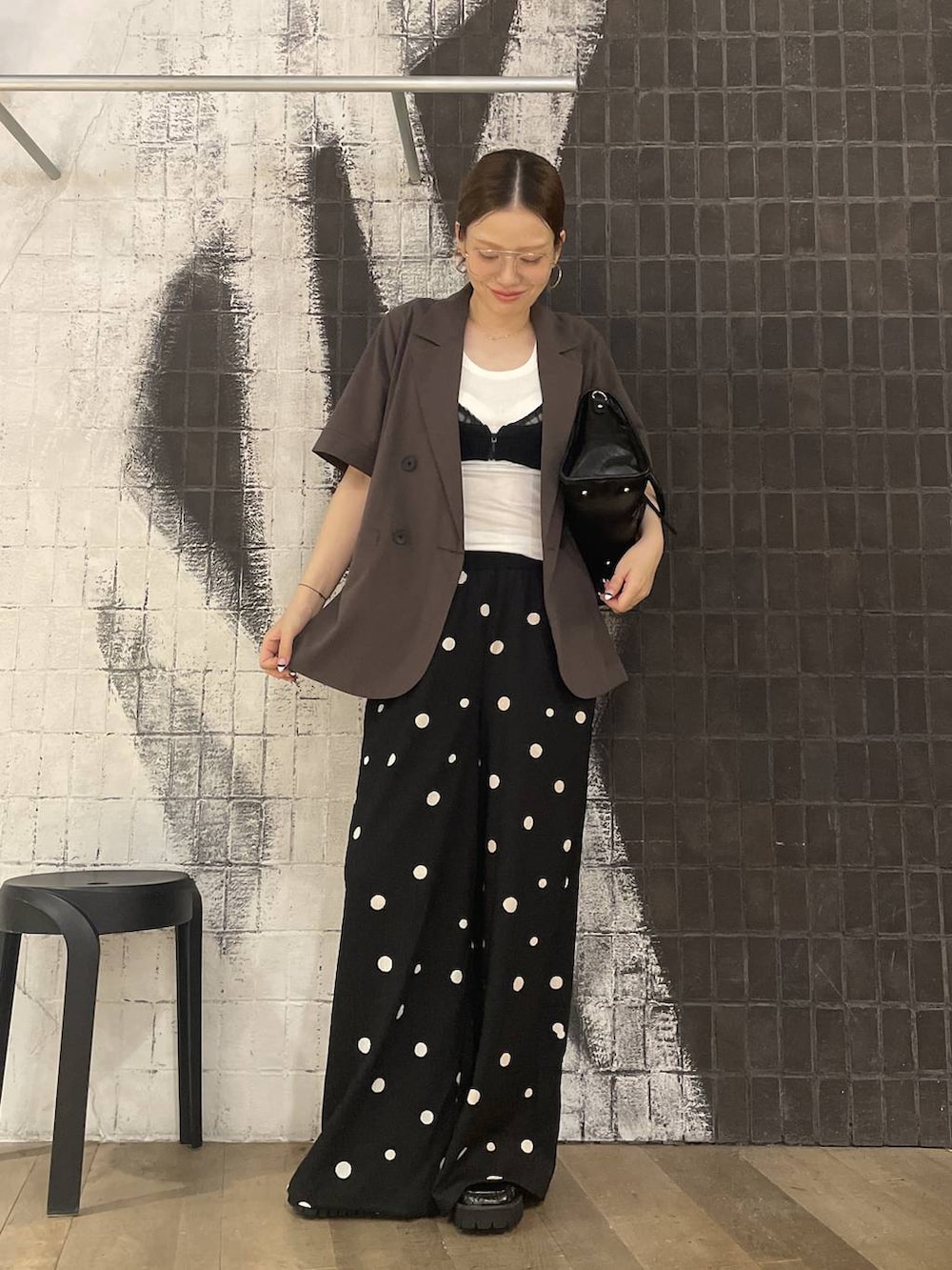 ブラック系のその他パンツ、ブラック系のローファー、ブラック系のキャミソールを着用したレディースの夏コーディネートの3枚目の写真
