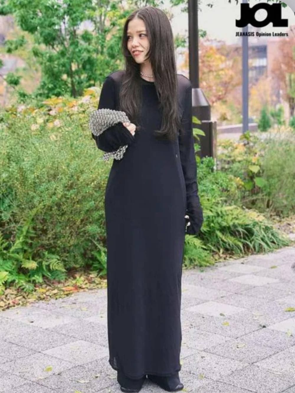 ブラック系のチョーカーを着用したレディースの冬コーディネートの4枚目の写真