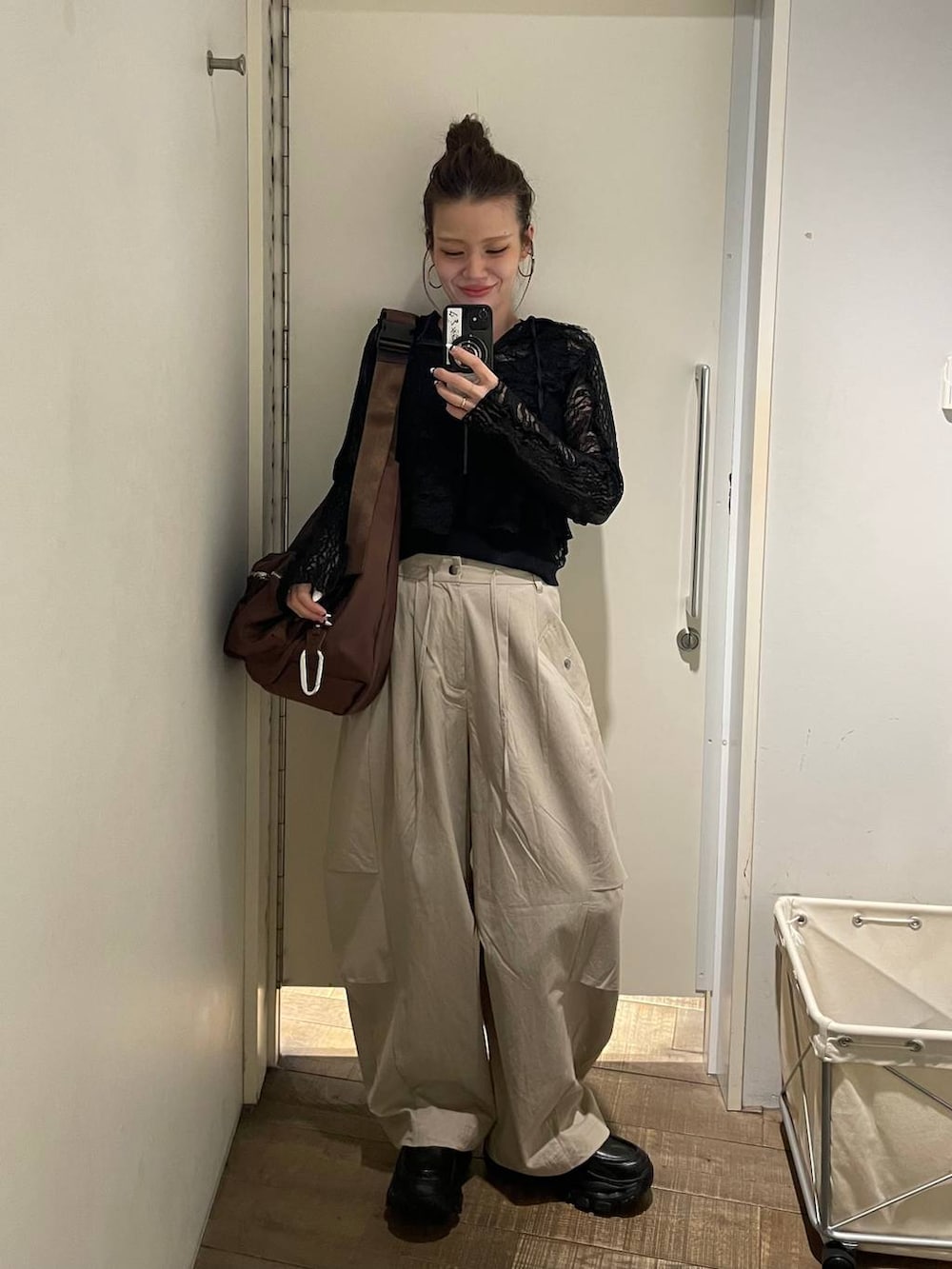 ブラウン系のショルダーバッグ、ブラック系のローファー、ベージュ系のその他パンツを着用したレディースの春コーディネートの8枚目の写真