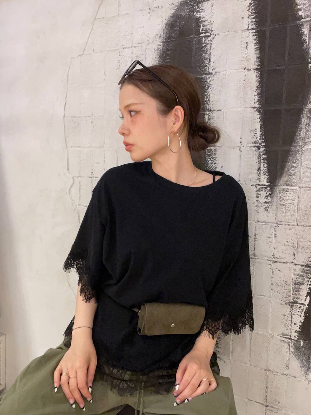 グリーン系のその他パンツ、ブラック系のサンダル、ブラック系のTシャツ/カットソーを着用したレディースの夏コーディネートの3枚目の写真