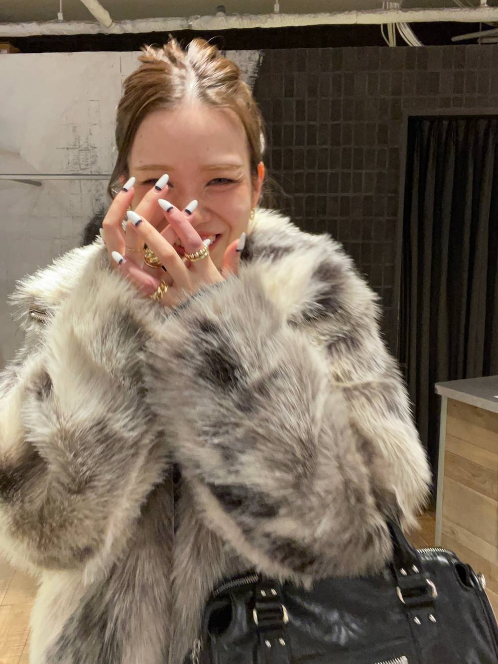 グレー系のブルゾン、ブラック系のその他シューズ、ブラウン系のデニムパンツを着用したレディースの冬コーディネートの3枚目の写真