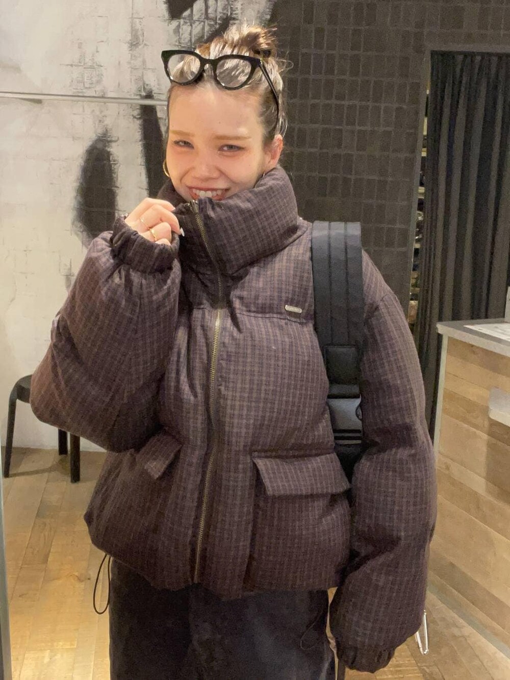 ブラック系のショルダーバッグ、ブラウン系のブルゾン、ブラック系のその他シューズを着用したレディースの冬コーディネートの3枚目の写真