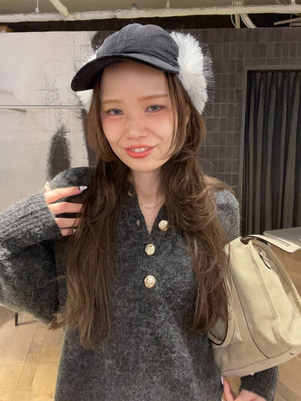 ベージュ系のボストンバッグ、ブラック系のその他シューズ、ブラウン系のデニムパンツを着用したレディースの冬コーディネートの5枚目の写真